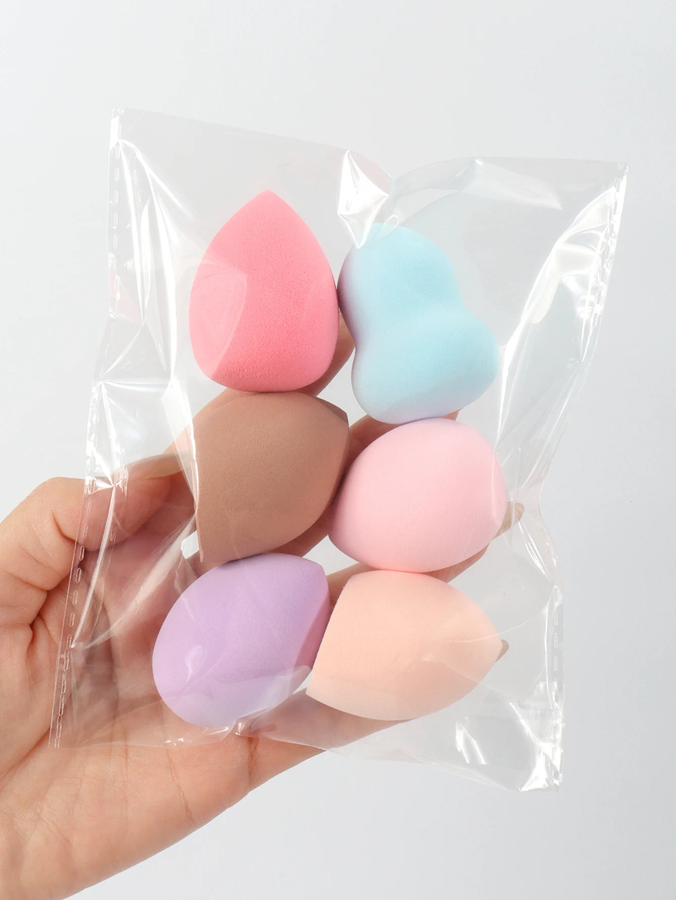 Éponges de Maquillage Taille Moyenne – Formes et Couleurs Aléatoires | Lot de 6 à 60 pièces