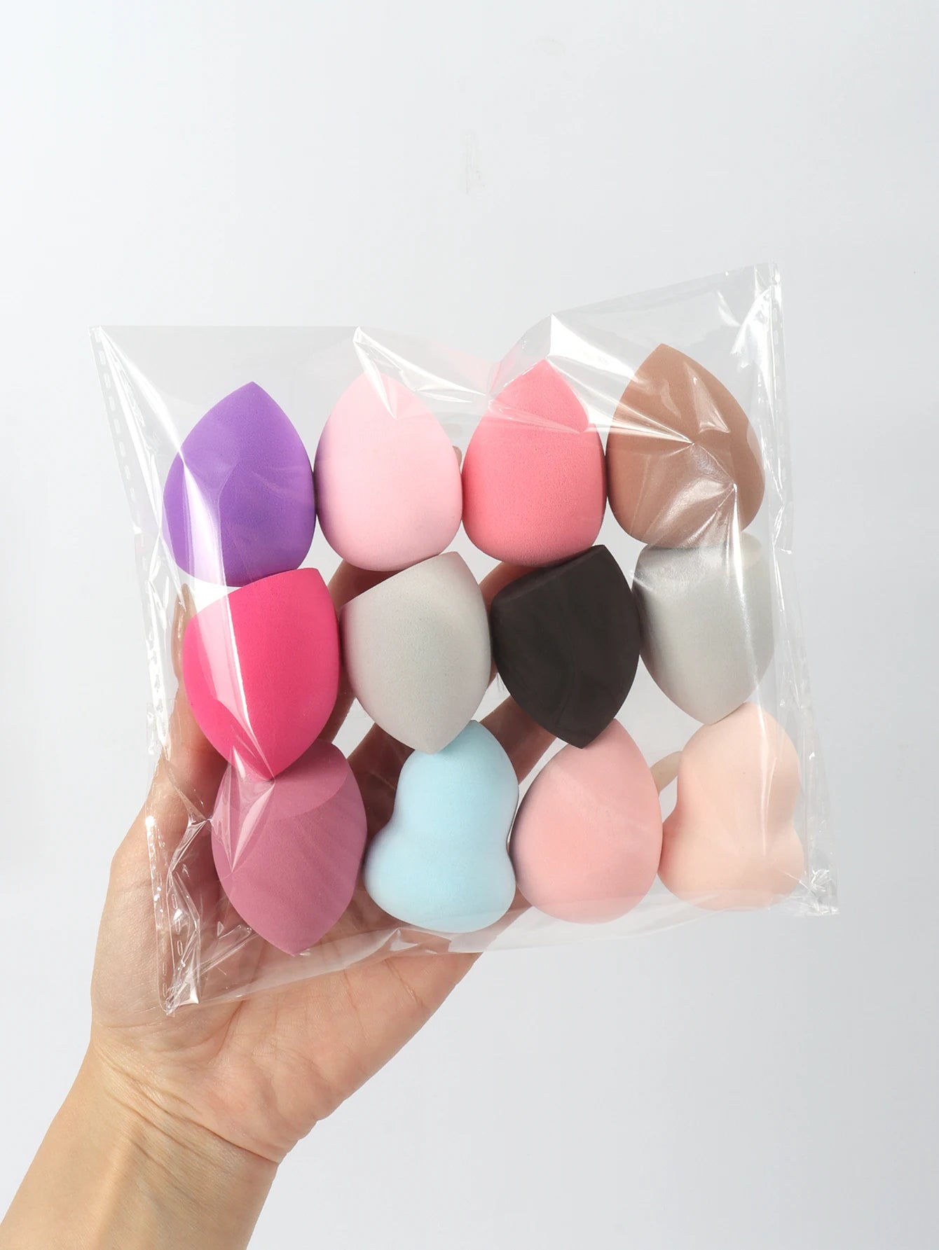 Éponges de Maquillage Taille Moyenne – Formes et Couleurs Aléatoires | Lot de 6 à 60 pièces